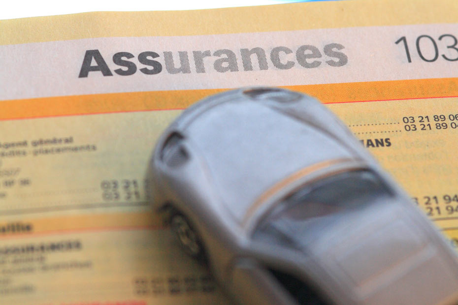 découvrez pourquoi le coût de l'assurance peut être élevé, les facteurs qui influencent les tarifs et des conseils pour réduire le prix de votre assurance.