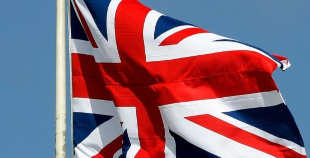 découvrez les raisons de la baisse des primes habitation au royaume-uni et son impact sur les assurés. analyse des tendances du marché immobilier britannique.