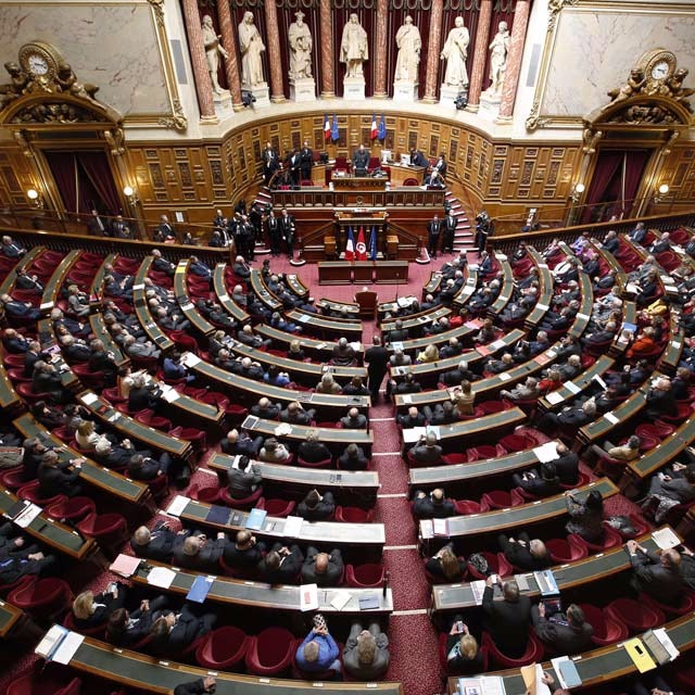 le sénat instaure une surprime pour les forces de l'ordre intervenant lors des émeutes, visant à reconnaître leur engagement exceptionnel.