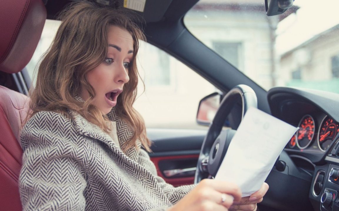 découvrez les causes et conséquences de la hausse durable des tarifs d'assurances auto et habitation, ainsi que des conseils pour mieux gérer vos contrats.