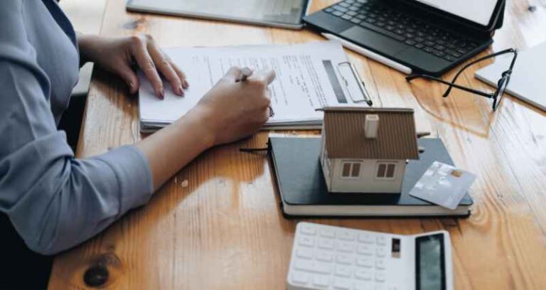 découvrez les risques de résiliation d'assurance pour les maisons heurtées et comment protéger votre habitation efficacement.