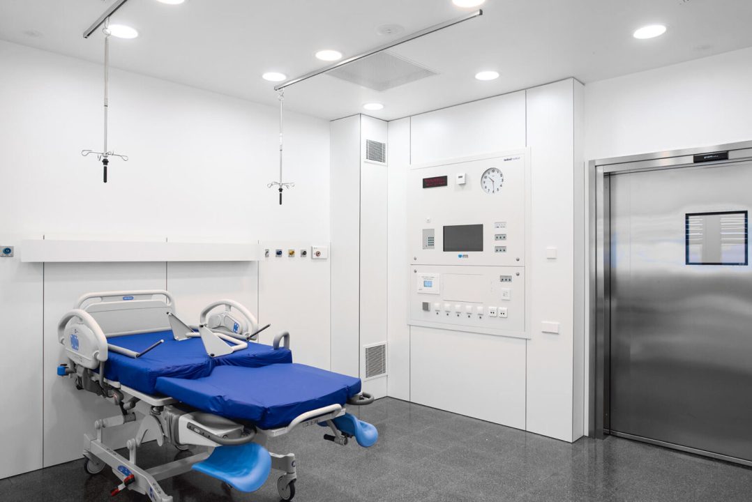 découvrez pourquoi le coût des chambres individuelles à l'hôpital atteint un niveau record et ses impacts sur les patients et le système de santé.