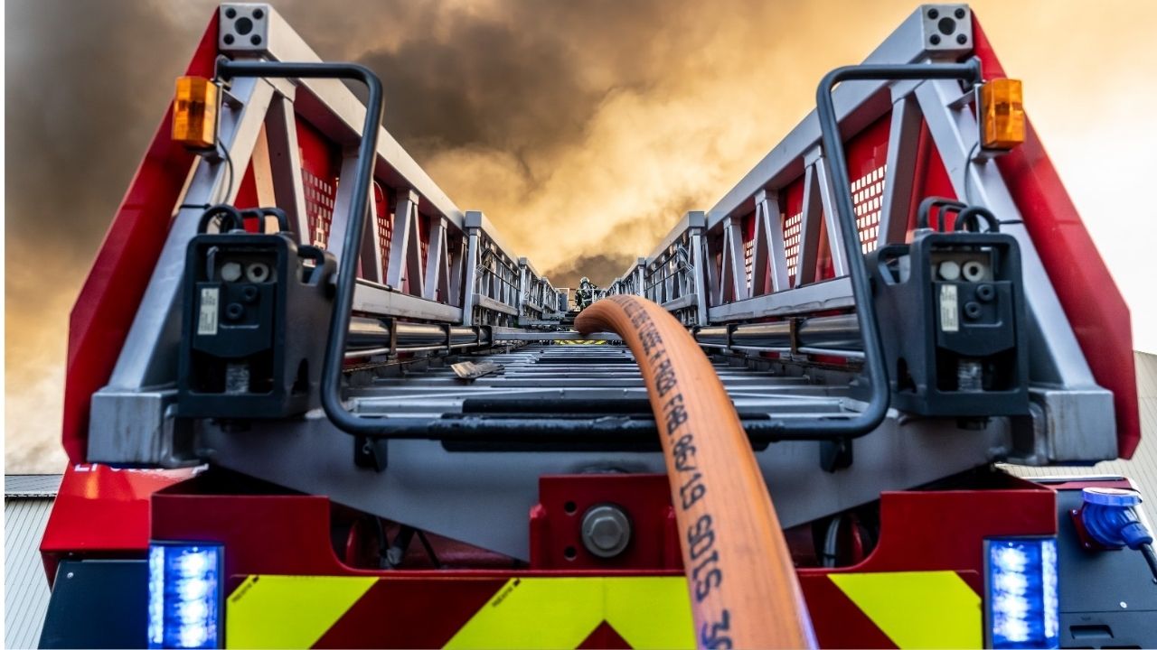 découvrez les critiques sur la sécurité à lille suite à l'incendie d'un immeuble, analyses et réactions des autorités locales.