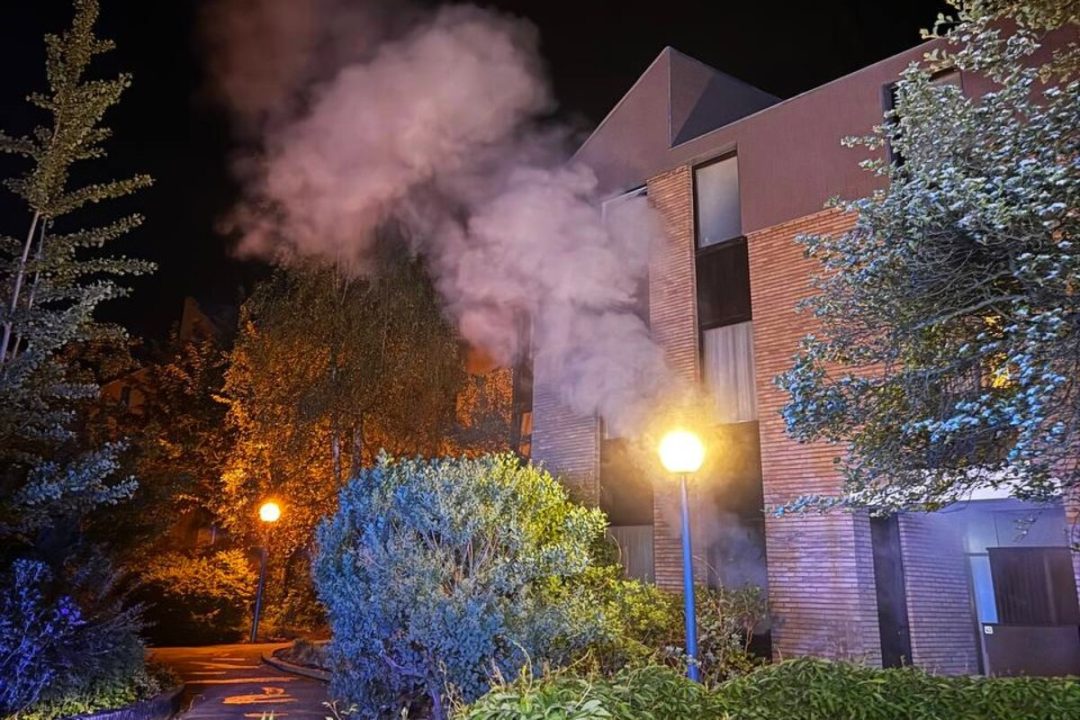 une batterie de vélo électrique en feu provoque un incendie dévastateur, détruisant un appartement. découvrez les risques et conseils de sécurité.