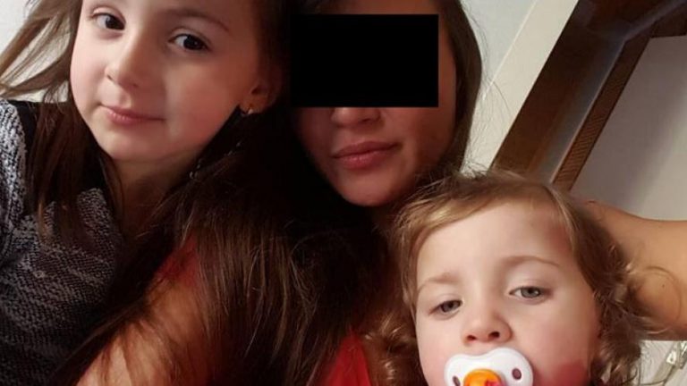 une mère et son enfant coincés en cave après un incendie, leur sauvetage d'urgence et les mesures prises pour leur sécurité.