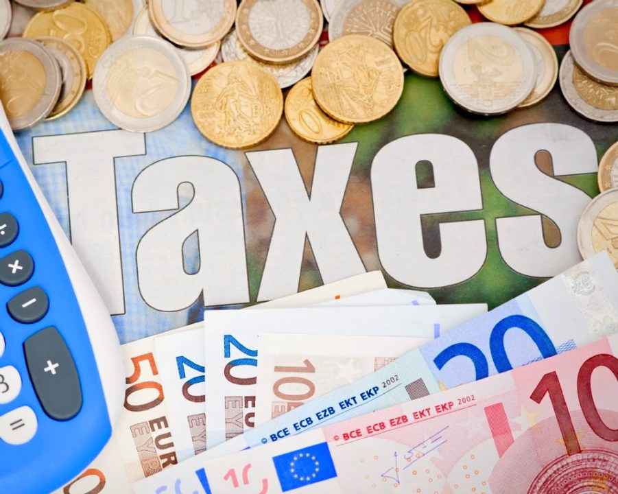 découvrez comment une plombière avec un salaire de 2000€ peut bénéficier d'urgences et de réductions des charges sociales pour optimiser ses revenus.