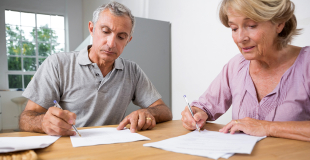 découvrez les implications légales et éthiques de privilégier un enfant dans un héritage. conseils pour organiser votre succession en toute transparence.