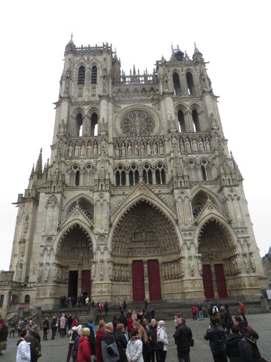 amiens : un homme avoue un triple meurtre au sein de sa famille, une affaire dramatique qui choque la communauté locale.