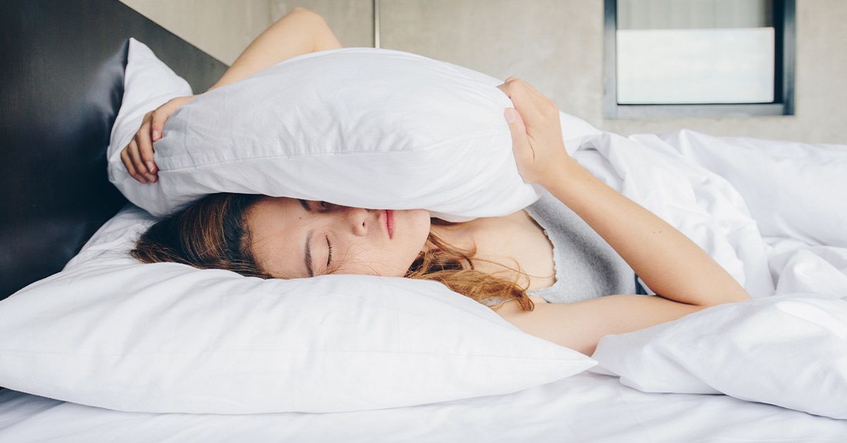 découvrez les risques liés à dormir fenêtres ouvertes pendant une canicule et leur impact sur votre assurance. conseils pour rester au frais tout en protégeant votre domicile.